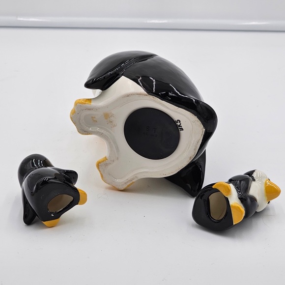 A colony of Ceramic penguins. - Picture 3 of 3